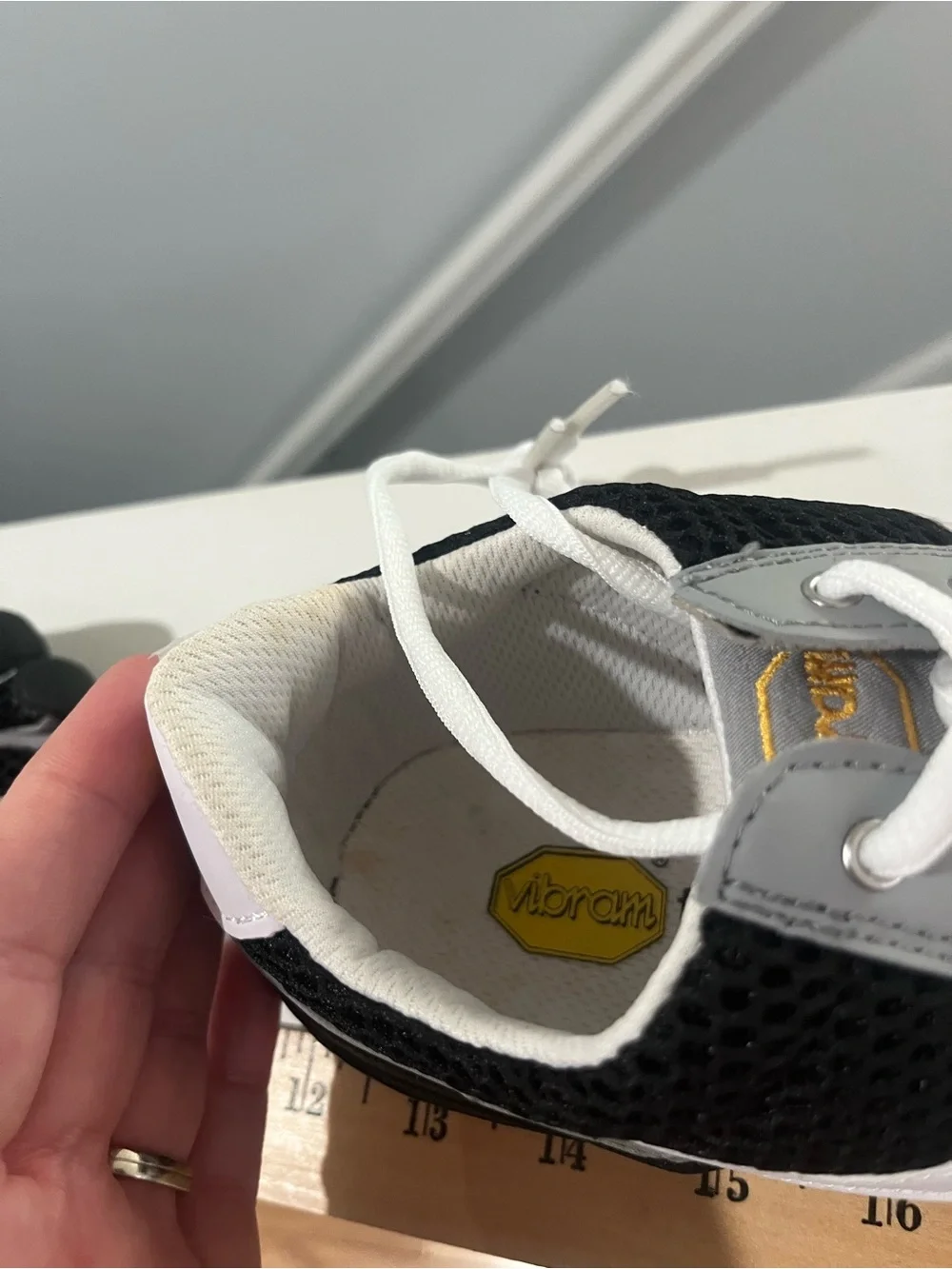 Vibram FiveFingers Kids Black White Gray Toe Sneakers Youth 42 Speed Youth NWT